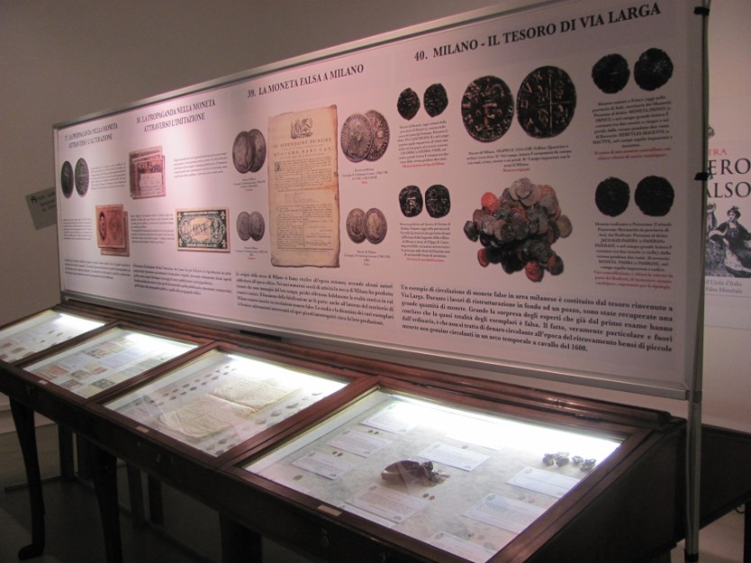 Alcune vetrine del percorso espositivo della mostra “Il Vero il Falso” nell’edizione di Milano 2013