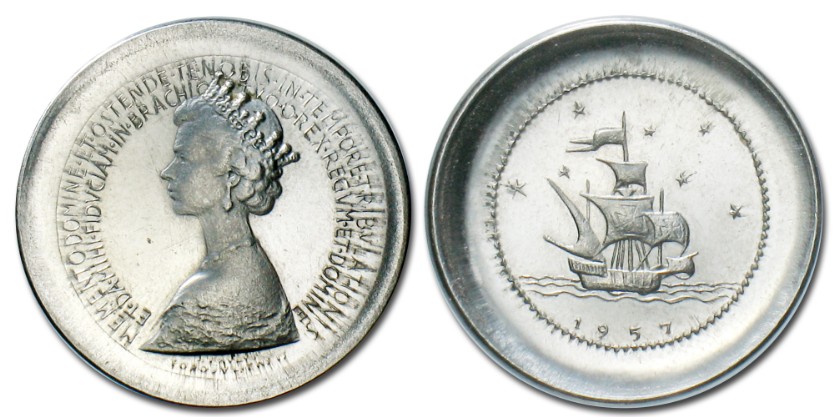 medaglia realizzata dal grande incisore per commemorare la Regina Elisabetta II, probabilmente in occasione della sua visita al Palazzo di Vetro delle Nazioni Unite a New York