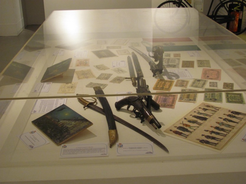 Una teca con vari materiali nella mostra “Il Vero il Falso” - edizione di Milano 2013